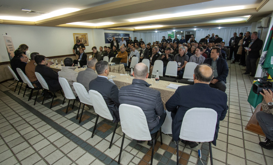 O trabalho constante por mais eficiência e qualidade nos portos paranaenses devem ser complementados por acompanhamento da segurança. “Nossos certificados hoje são internacionais e temos que manter sempre o alto nível na prestação de serviços, mas também na segurança”, afirmou o diretor-presidente da empresa pública Portos do Paraná, Luiz Fernando Garcia,ao abrir, nesta sexta-feira (6), o 1º Simpósio sobre Segurança Portuária, em Paranaguá. Foto: Claudio Neves/Portos do Paraná