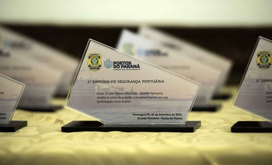 O trabalho constante por mais eficiência e qualidade nos portos paranaenses devem ser complementados por acompanhamento da segurança. “Nossos certificados hoje são internacionais e temos que manter sempre o alto nível na prestação de serviços, mas também na segurança”, afirmou o diretor-presidente da empresa pública Portos do Paraná, Luiz Fernando Garcia,ao abrir, nesta sexta-feira (6), o 1º Simpósio sobre Segurança Portuária, em Paranaguá. Foto: Claudio Neves/Portos do Paraná