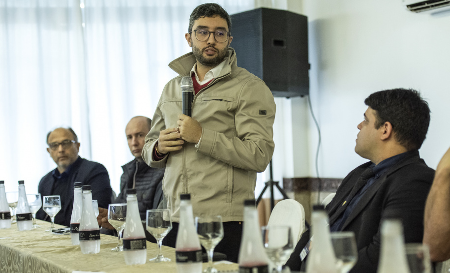 O trabalho constante por mais eficiência e qualidade nos portos paranaenses devem ser complementados por acompanhamento da segurança. “Nossos certificados hoje são internacionais e temos que manter sempre o alto nível na prestação de serviços, mas também na segurança”, afirmou o diretor-presidente da empresa pública Portos do Paraná, Luiz Fernando Garcia,ao abrir, nesta sexta-feira (6), o 1º Simpósio sobre Segurança Portuária, em Paranaguá. Foto: Claudio Neves/Portos do Paraná