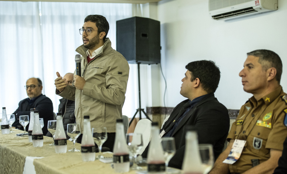 O trabalho constante por mais eficiência e qualidade nos portos paranaenses devem ser complementados por acompanhamento da segurança. “Nossos certificados hoje são internacionais e temos que manter sempre o alto nível na prestação de serviços, mas também na segurança”, afirmou o diretor-presidente da empresa pública Portos do Paraná, Luiz Fernando Garcia,ao abrir, nesta sexta-feira (6), o 1º Simpósio sobre Segurança Portuária, em Paranaguá. Foto: Claudio Neves/Portos do Paraná