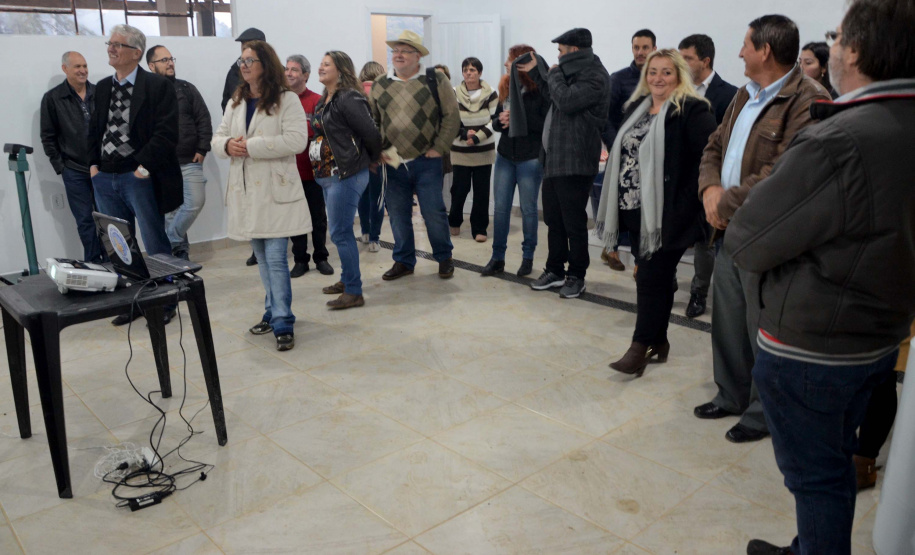Agudos do Sul, na Região Metropolitana de Curitiba, inaugurou na tarde desta quinta-feira (5) a primeira Unidade de Alimentos Minimamente Processados, espaço para promover o desenvolvimento e o crescimento econômico das famílias rurais, gerando emprego e aumento de renda.
O secretário de Estado da Agricultura e do Abastecimento, Norberto Ortigara, destacou a importância da produção de alimentos de qualidade e elogiou a capacidade de organização da comunidade local. Foto: Gisele Barão/SEAB