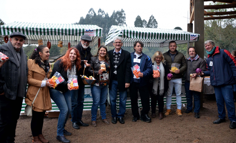 Agudos do Sul, na Região Metropolitana de Curitiba, inaugurou na tarde desta quinta-feira (5) a primeira Unidade de Alimentos Minimamente Processados, espaço para promover o desenvolvimento e o crescimento econômico das famílias rurais, gerando emprego e aumento de renda.
O secretário de Estado da Agricultura e do Abastecimento, Norberto Ortigara, destacou a importância da produção de alimentos de qualidade e elogiou a capacidade de organização da comunidade local. Foto: Gisele Barão/SEAB