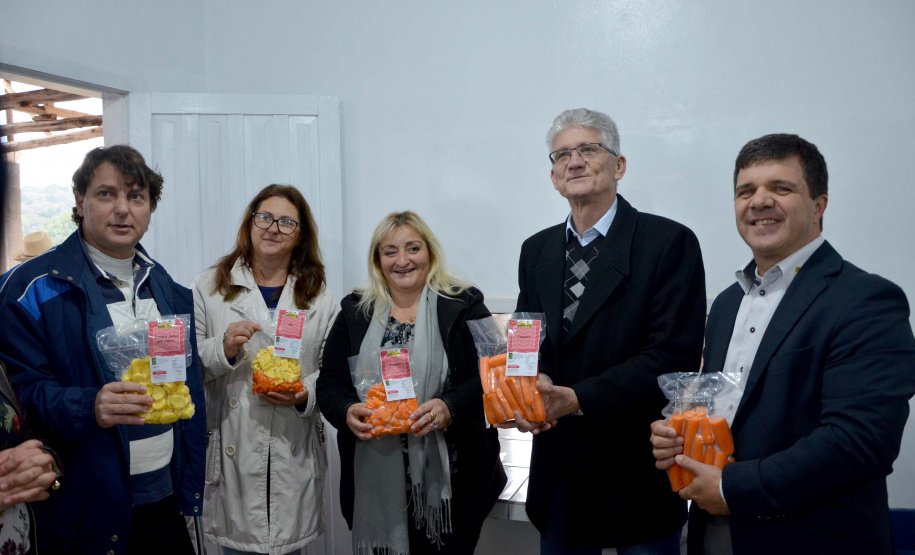 Agudos do Sul, na Região Metropolitana de Curitiba, inaugurou na tarde desta quinta-feira (5) a primeira Unidade de Alimentos Minimamente Processados, espaço para promover o desenvolvimento e o crescimento econômico das famílias rurais, gerando emprego e aumento de renda.
O secretário de Estado da Agricultura e do Abastecimento, Norberto Ortigara, destacou a importância da produção de alimentos de qualidade e elogiou a capacidade de organização da comunidade local. Foto: Gisele Barão/SEAB