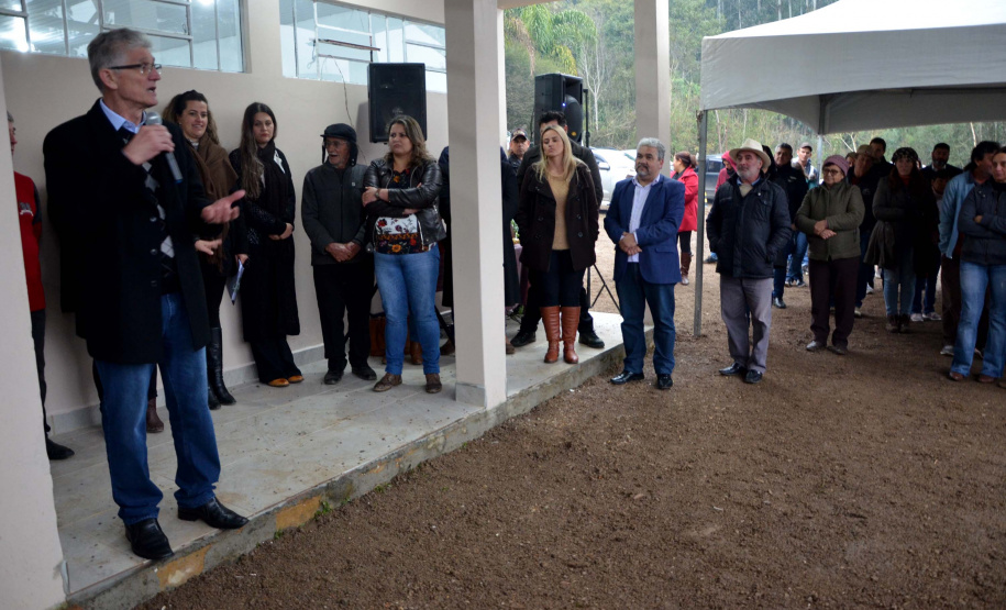 Agudos do Sul, na Região Metropolitana de Curitiba, inaugurou na tarde desta quinta-feira (5) a primeira Unidade de Alimentos Minimamente Processados, espaço para promover o desenvolvimento e o crescimento econômico das famílias rurais, gerando emprego e aumento de renda.
O secretário de Estado da Agricultura e do Abastecimento, Norberto Ortigara, destacou a importância da produção de alimentos de qualidade e elogiou a capacidade de organização da comunidade local. Foto: Gisele Barão/SEAB