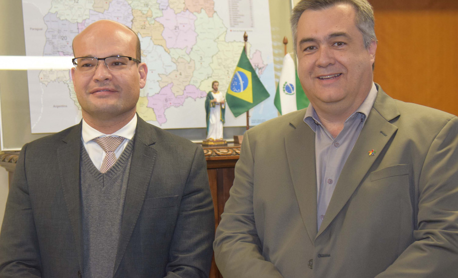 O secretário da Saúde do Paraná, Beto Preto, e o defensor público geral do Paraná, Eduardo Abraão, participaram nesta sexta-feira (6) de reunião para discutir um acordo com o objetivo de otimizar a demanda de medicamentos e insumos na área da saúde.Foto: Divulgação/SESA