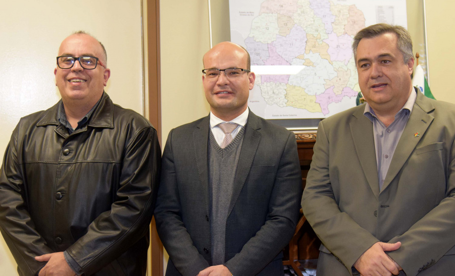 O secretário da Saúde do Paraná, Beto Preto, e o defensor público geral do Paraná, Eduardo Abraão, participaram nesta sexta-feira (6) de reunião para discutir um acordo com o objetivo de otimizar a demanda de medicamentos e insumos na área da saúde.Foto: Divulgação/SESA