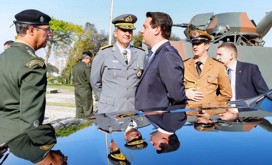 Aproximadamente 20 mil pessoas acompanharam neste sábado (7), em Curitiba, o desfile cívico-militar que comemora os 197 anos da Proclamação da Independência, segundo estimativas da Polícia Militar do Paraná. O governador Carlos Massa Ratinho Junior assistiu a solenidade de 7 de Setembro na Avenida Cândido de Abreu, acompanhado de sua família, do comandante da 5ª Divisão do Exército, general de divisão José Russo Assumpção Delgado, do vice-governador Darci Piana e de diversas autoridades.