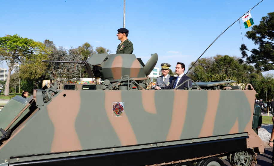 Aproximadamente 20 mil pessoas acompanharam neste sábado (7), em Curitiba, o desfile cívico-militar que comemora os 197 anos da Proclamação da Independência, segundo estimativas da Polícia Militar do Paraná. O governador Carlos Massa Ratinho Junior assistiu a solenidade de 7 de Setembro na Avenida Cândido de Abreu, acompanhado de sua família, do comandante da 5ª Divisão do Exército, general de divisão José Russo Assumpção Delgado, do vice-governador Darci Piana e de diversas autoridades.