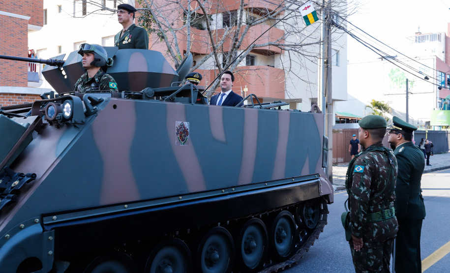 Aproximadamente 20 mil pessoas acompanharam neste sábado (7), em Curitiba, o desfile cívico-militar que comemora os 197 anos da Proclamação da Independência, segundo estimativas da Polícia Militar do Paraná. O governador Carlos Massa Ratinho Junior assistiu a solenidade de 7 de Setembro na Avenida Cândido de Abreu, acompanhado de sua família, do comandante da 5ª Divisão do Exército, general de divisão José Russo Assumpção Delgado, do vice-governador Darci Piana e de diversas autoridades.