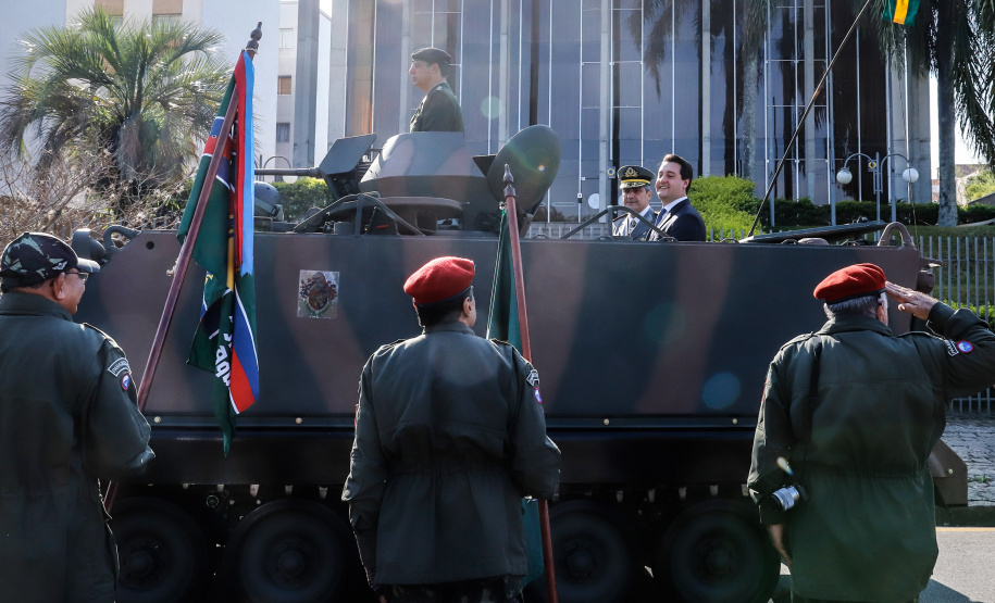 Aproximadamente 20 mil pessoas acompanharam neste sábado (7), em Curitiba, o desfile cívico-militar que comemora os 197 anos da Proclamação da Independência, segundo estimativas da Polícia Militar do Paraná. O governador Carlos Massa Ratinho Junior assistiu a solenidade de 7 de Setembro na Avenida Cândido de Abreu, acompanhado de sua família, do comandante da 5ª Divisão do Exército, general de divisão José Russo Assumpção Delgado, do vice-governador Darci Piana e de diversas autoridades.