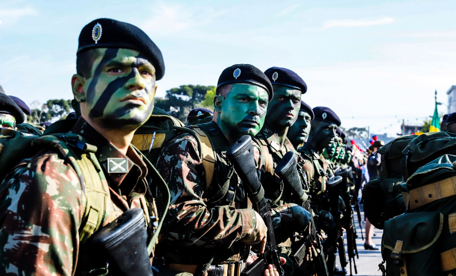 Aproximadamente 20 mil pessoas acompanharam neste sábado (7), em Curitiba, o desfile cívico-militar que comemora os 197 anos da Proclamação da Independência, segundo estimativas da Polícia Militar do Paraná. O governador Carlos Massa Ratinho Junior assistiu a solenidade de 7 de Setembro na Avenida Cândido de Abreu, acompanhado de sua família, do comandante da 5ª Divisão do Exército, general de divisão José Russo Assumpção Delgado, do vice-governador Darci Piana e de diversas autoridades.