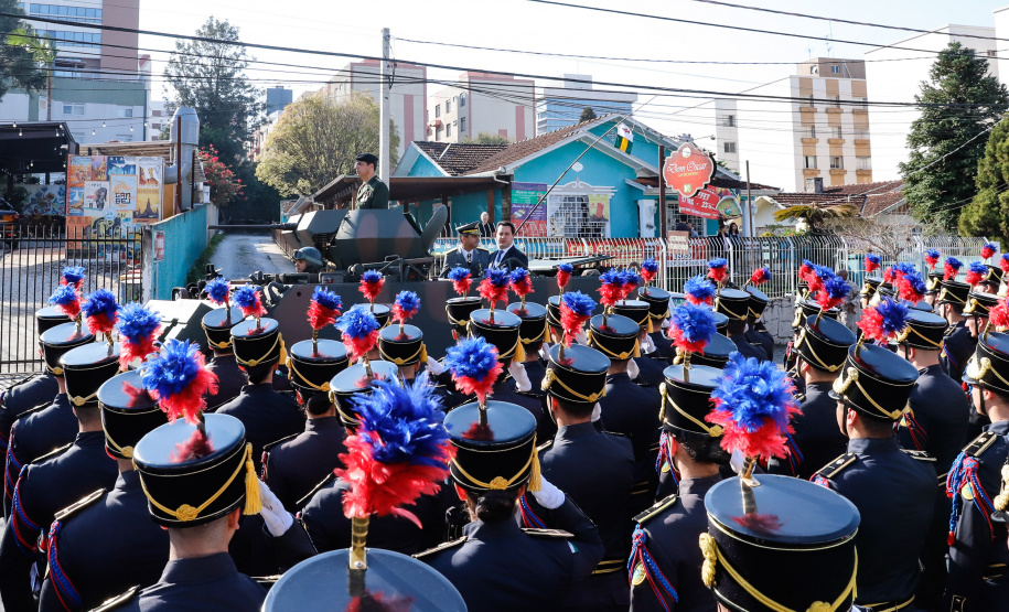 Aproximadamente 20 mil pessoas acompanharam neste sábado (7), em Curitiba, o desfile cívico-militar que comemora os 197 anos da Proclamação da Independência, segundo estimativas da Polícia Militar do Paraná. O governador Carlos Massa Ratinho Junior assistiu a solenidade de 7 de Setembro na Avenida Cândido de Abreu, acompanhado de sua família, do comandante da 5ª Divisão do Exército, general de divisão José Russo Assumpção Delgado, do vice-governador Darci Piana e de diversas autoridades.