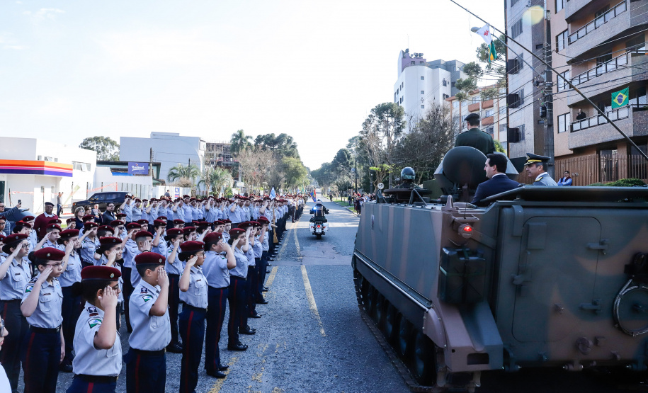 Aproximadamente 20 mil pessoas acompanharam neste sábado (7), em Curitiba, o desfile cívico-militar que comemora os 197 anos da Proclamação da Independência, segundo estimativas da Polícia Militar do Paraná. O governador Carlos Massa Ratinho Junior assistiu a solenidade de 7 de Setembro na Avenida Cândido de Abreu, acompanhado de sua família, do comandante da 5ª Divisão do Exército, general de divisão José Russo Assumpção Delgado, do vice-governador Darci Piana e de diversas autoridades.