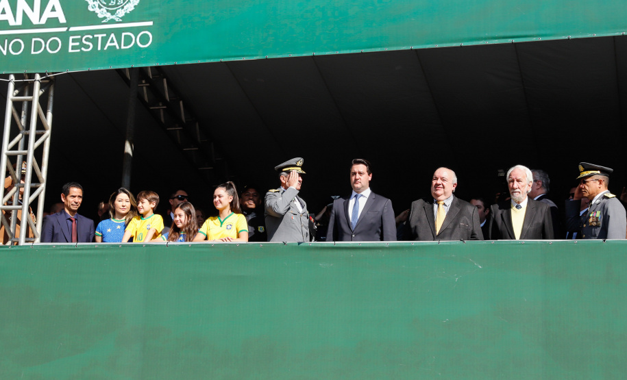 Aproximadamente 20 mil pessoas acompanharam neste sábado (7), em Curitiba, o desfile cívico-militar que comemora os 197 anos da Proclamação da Independência, segundo estimativas da Polícia Militar do Paraná. O governador Carlos Massa Ratinho Junior assistiu a solenidade de 7 de Setembro na Avenida Cândido de Abreu, acompanhado de sua família, do comandante da 5ª Divisão do Exército, general de divisão José Russo Assumpção Delgado, do vice-governador Darci Piana e de diversas autoridades.