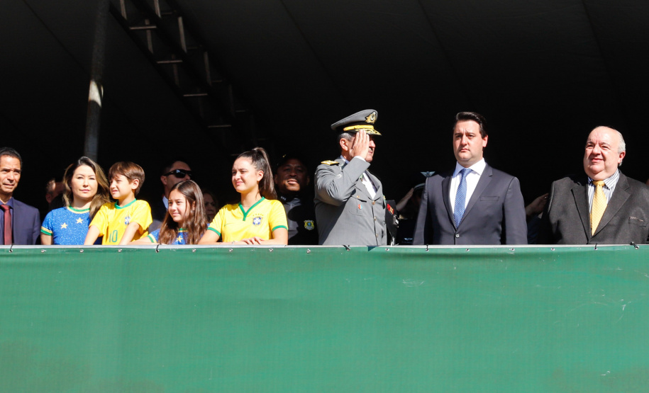 Aproximadamente 20 mil pessoas acompanharam neste sábado (7), em Curitiba, o desfile cívico-militar que comemora os 197 anos da Proclamação da Independência, segundo estimativas da Polícia Militar do Paraná. O governador Carlos Massa Ratinho Junior assistiu a solenidade de 7 de Setembro na Avenida Cândido de Abreu, acompanhado de sua família, do comandante da 5ª Divisão do Exército, general de divisão José Russo Assumpção Delgado, do vice-governador Darci Piana e de diversas autoridades.