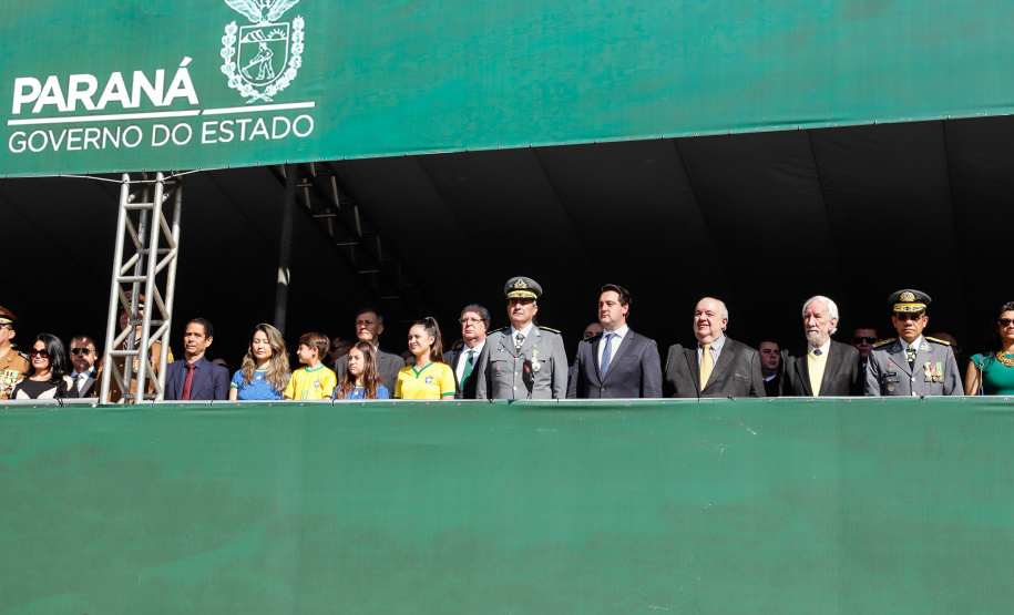 Aproximadamente 20 mil pessoas acompanharam neste sábado (7), em Curitiba, o desfile cívico-militar que comemora os 197 anos da Proclamação da Independência, segundo estimativas da Polícia Militar do Paraná. O governador Carlos Massa Ratinho Junior assistiu a solenidade de 7 de Setembro na Avenida Cândido de Abreu, acompanhado de sua família, do comandante da 5ª Divisão do Exército, general de divisão José Russo Assumpção Delgado, do vice-governador Darci Piana e de diversas autoridades.