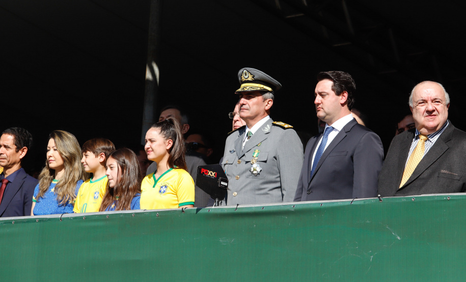 Aproximadamente 20 mil pessoas acompanharam neste sábado (7), em Curitiba, o desfile cívico-militar que comemora os 197 anos da Proclamação da Independência, segundo estimativas da Polícia Militar do Paraná. O governador Carlos Massa Ratinho Junior assistiu a solenidade de 7 de Setembro na Avenida Cândido de Abreu, acompanhado de sua família, do comandante da 5ª Divisão do Exército, general de divisão José Russo Assumpção Delgado, do vice-governador Darci Piana e de diversas autoridades.