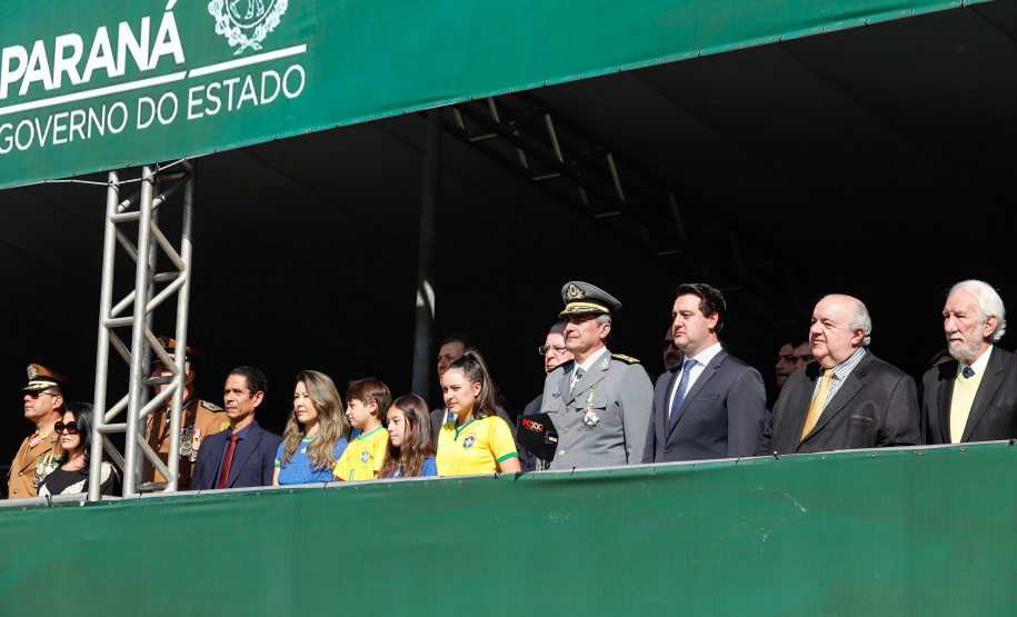 Aproximadamente 20 mil pessoas acompanharam neste sábado (7), em Curitiba, o desfile cívico-militar que comemora os 197 anos da Proclamação da Independência, segundo estimativas da Polícia Militar do Paraná. O governador Carlos Massa Ratinho Junior assistiu a solenidade de 7 de Setembro na Avenida Cândido de Abreu, acompanhado de sua família, do comandante da 5ª Divisão do Exército, general de divisão José Russo Assumpção Delgado, do vice-governador Darci Piana e de diversas autoridades.