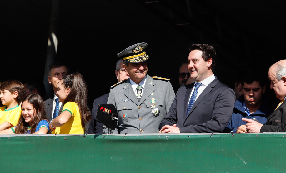 Aproximadamente 20 mil pessoas acompanharam neste sábado (7), em Curitiba, o desfile cívico-militar que comemora os 197 anos da Proclamação da Independência, segundo estimativas da Polícia Militar do Paraná. O governador Carlos Massa Ratinho Junior assistiu a solenidade de 7 de Setembro na Avenida Cândido de Abreu, acompanhado de sua família, do comandante da 5ª Divisão do Exército, general de divisão José Russo Assumpção Delgado, do vice-governador Darci Piana e de diversas autoridades.