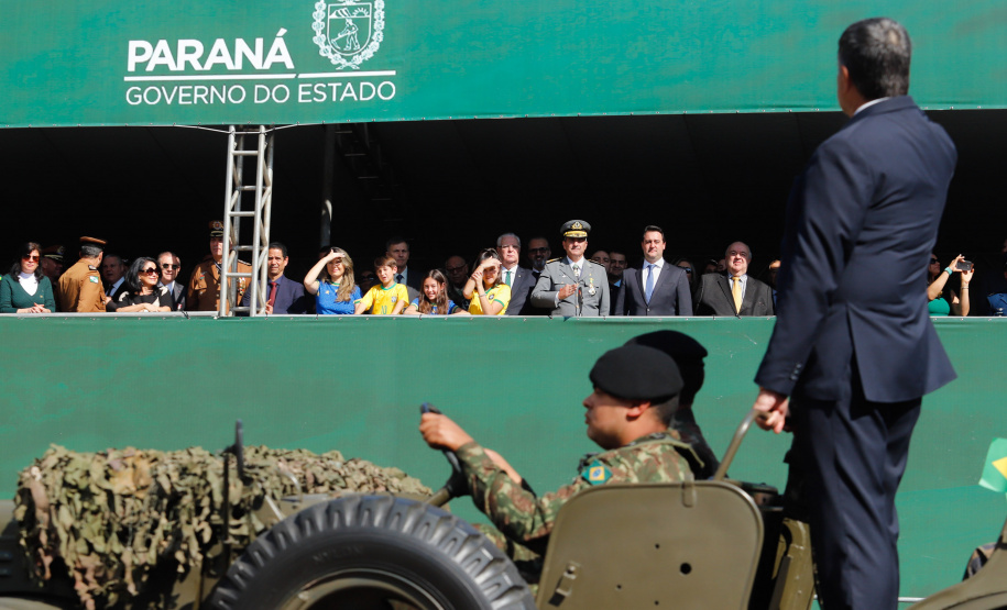 Aproximadamente 20 mil pessoas acompanharam neste sábado (7), em Curitiba, o desfile cívico-militar que comemora os 197 anos da Proclamação da Independência, segundo estimativas da Polícia Militar do Paraná. O governador Carlos Massa Ratinho Junior assistiu a solenidade de 7 de Setembro na Avenida Cândido de Abreu, acompanhado de sua família, do comandante da 5ª Divisão do Exército, general de divisão José Russo Assumpção Delgado, do vice-governador Darci Piana e de diversas autoridades.