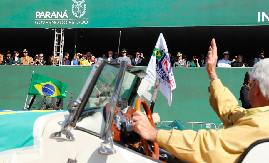 Aproximadamente 20 mil pessoas acompanharam neste sábado (7), em Curitiba, o desfile cívico-militar que comemora os 197 anos da Proclamação da Independência, segundo estimativas da Polícia Militar do Paraná. O governador Carlos Massa Ratinho Junior assistiu a solenidade de 7 de Setembro na Avenida Cândido de Abreu, acompanhado de sua família, do comandante da 5ª Divisão do Exército, general de divisão José Russo Assumpção Delgado, do vice-governador Darci Piana e de diversas autoridades.