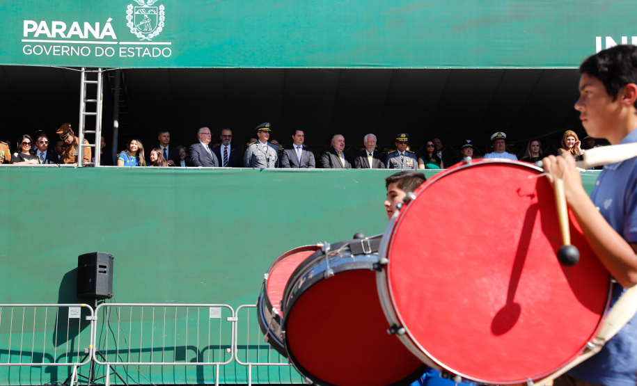 Aproximadamente 20 mil pessoas acompanharam neste sábado (7), em Curitiba, o desfile cívico-militar que comemora os 197 anos da Proclamação da Independência, segundo estimativas da Polícia Militar do Paraná. O governador Carlos Massa Ratinho Junior assistiu a solenidade de 7 de Setembro na Avenida Cândido de Abreu, acompanhado de sua família, do comandante da 5ª Divisão do Exército, general de divisão José Russo Assumpção Delgado, do vice-governador Darci Piana e de diversas autoridades.