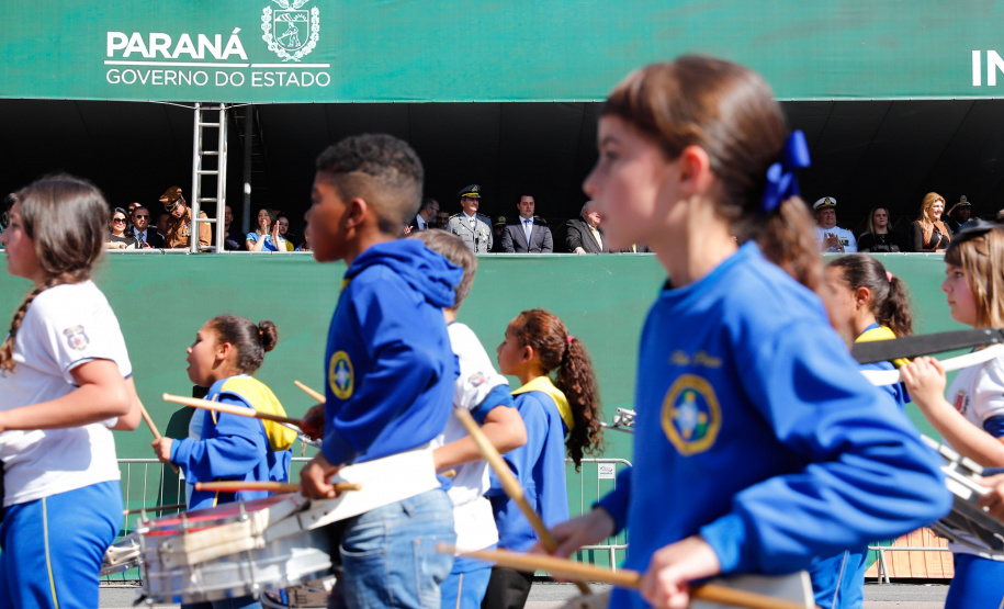 Aproximadamente 20 mil pessoas acompanharam neste sábado (7), em Curitiba, o desfile cívico-militar que comemora os 197 anos da Proclamação da Independência, segundo estimativas da Polícia Militar do Paraná. O governador Carlos Massa Ratinho Junior assistiu a solenidade de 7 de Setembro na Avenida Cândido de Abreu, acompanhado de sua família, do comandante da 5ª Divisão do Exército, general de divisão José Russo Assumpção Delgado, do vice-governador Darci Piana e de diversas autoridades.