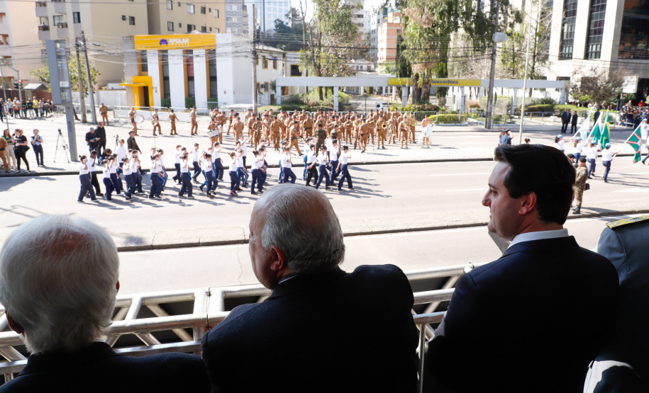 Aproximadamente 20 mil pessoas acompanharam neste sábado (7), em Curitiba, o desfile cívico-militar que comemora os 197 anos da Proclamação da Independência, segundo estimativas da Polícia Militar do Paraná. O governador Carlos Massa Ratinho Junior assistiu a solenidade de 7 de Setembro na Avenida Cândido de Abreu, acompanhado de sua família, do comandante da 5ª Divisão do Exército, general de divisão José Russo Assumpção Delgado, do vice-governador Darci Piana e de diversas autoridades.