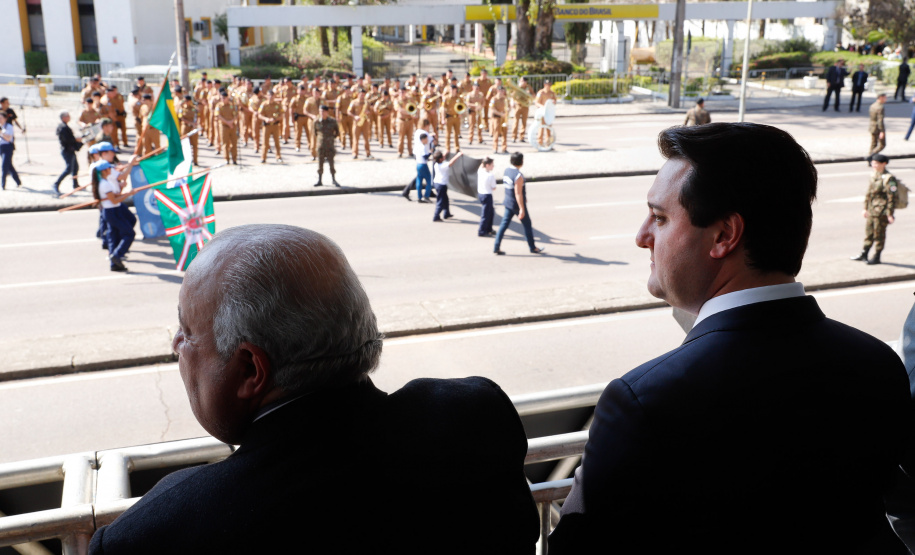 Aproximadamente 20 mil pessoas acompanharam neste sábado (7), em Curitiba, o desfile cívico-militar que comemora os 197 anos da Proclamação da Independência, segundo estimativas da Polícia Militar do Paraná. O governador Carlos Massa Ratinho Junior assistiu a solenidade de 7 de Setembro na Avenida Cândido de Abreu, acompanhado de sua família, do comandante da 5ª Divisão do Exército, general de divisão José Russo Assumpção Delgado, do vice-governador Darci Piana e de diversas autoridades.