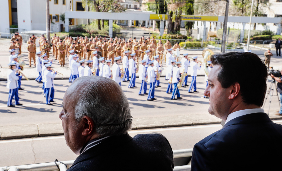 Aproximadamente 20 mil pessoas acompanharam neste sábado (7), em Curitiba, o desfile cívico-militar que comemora os 197 anos da Proclamação da Independência, segundo estimativas da Polícia Militar do Paraná. O governador Carlos Massa Ratinho Junior assistiu a solenidade de 7 de Setembro na Avenida Cândido de Abreu, acompanhado de sua família, do comandante da 5ª Divisão do Exército, general de divisão José Russo Assumpção Delgado, do vice-governador Darci Piana e de diversas autoridades.