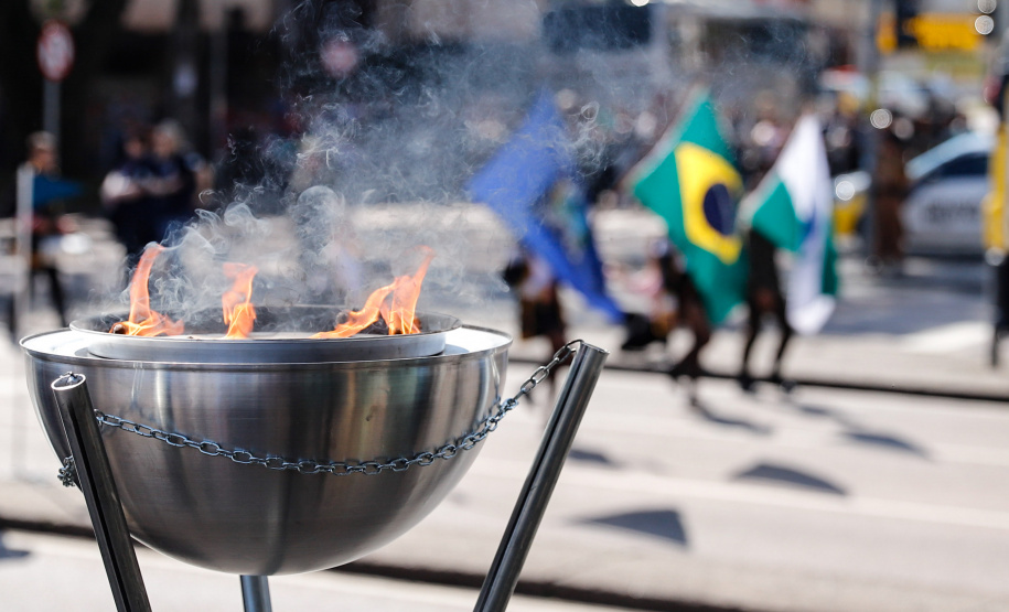 Aproximadamente 20 mil pessoas acompanharam neste sábado (7), em Curitiba, o desfile cívico-militar que comemora os 197 anos da Proclamação da Independência, segundo estimativas da Polícia Militar do Paraná. O governador Carlos Massa Ratinho Junior assistiu a solenidade de 7 de Setembro na Avenida Cândido de Abreu, acompanhado de sua família, do comandante da 5ª Divisão do Exército, general de divisão José Russo Assumpção Delgado, do vice-governador Darci Piana e de diversas autoridades.