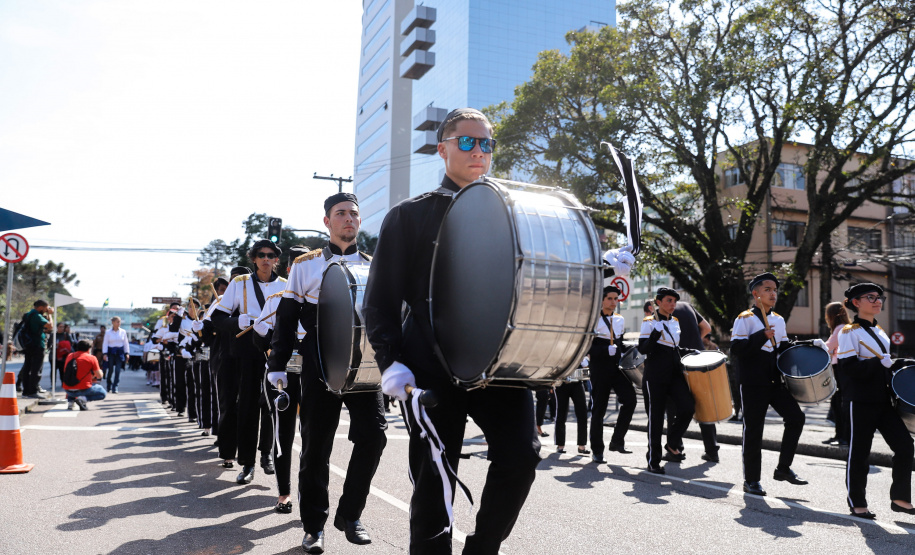 Aproximadamente 20 mil pessoas acompanharam neste sábado (7), em Curitiba, o desfile cívico-militar que comemora os 197 anos da Proclamação da Independência, segundo estimativas da Polícia Militar do Paraná. O governador Carlos Massa Ratinho Junior assistiu a solenidade de 7 de Setembro na Avenida Cândido de Abreu, acompanhado de sua família, do comandante da 5ª Divisão do Exército, general de divisão José Russo Assumpção Delgado, do vice-governador Darci Piana e de diversas autoridades.