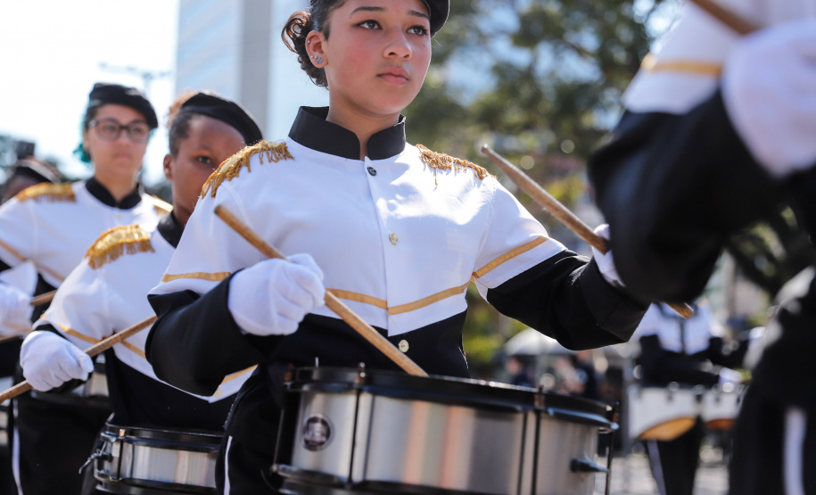 Aproximadamente 20 mil pessoas acompanharam neste sábado (7), em Curitiba, o desfile cívico-militar que comemora os 197 anos da Proclamação da Independência, segundo estimativas da Polícia Militar do Paraná. O governador Carlos Massa Ratinho Junior assistiu a solenidade de 7 de Setembro na Avenida Cândido de Abreu, acompanhado de sua família, do comandante da 5ª Divisão do Exército, general de divisão José Russo Assumpção Delgado, do vice-governador Darci Piana e de diversas autoridades.