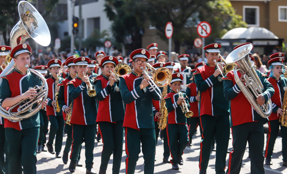 Aproximadamente 20 mil pessoas acompanharam neste sábado (7), em Curitiba, o desfile cívico-militar que comemora os 197 anos da Proclamação da Independência, segundo estimativas da Polícia Militar do Paraná. O governador Carlos Massa Ratinho Junior assistiu a solenidade de 7 de Setembro na Avenida Cândido de Abreu, acompanhado de sua família, do comandante da 5ª Divisão do Exército, general de divisão José Russo Assumpção Delgado, do vice-governador Darci Piana e de diversas autoridades.