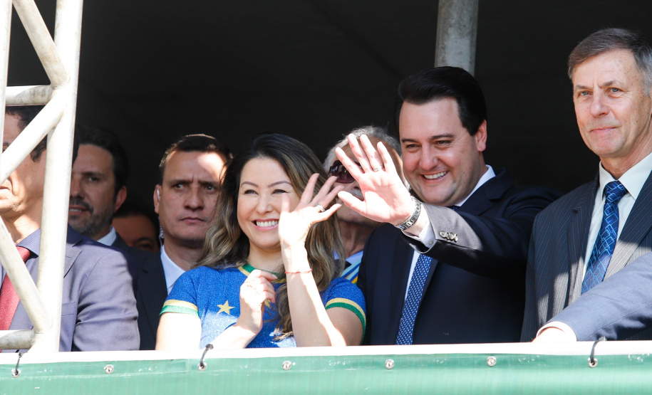 Aproximadamente 20 mil pessoas acompanharam neste sábado (7), em Curitiba, o desfile cívico-militar que comemora os 197 anos da Proclamação da Independência, segundo estimativas da Polícia Militar do Paraná. O governador Carlos Massa Ratinho Junior assistiu a solenidade de 7 de Setembro na Avenida Cândido de Abreu, acompanhado de sua família, do comandante da 5ª Divisão do Exército, general de divisão José Russo Assumpção Delgado, do vice-governador Darci Piana e de diversas autoridades.