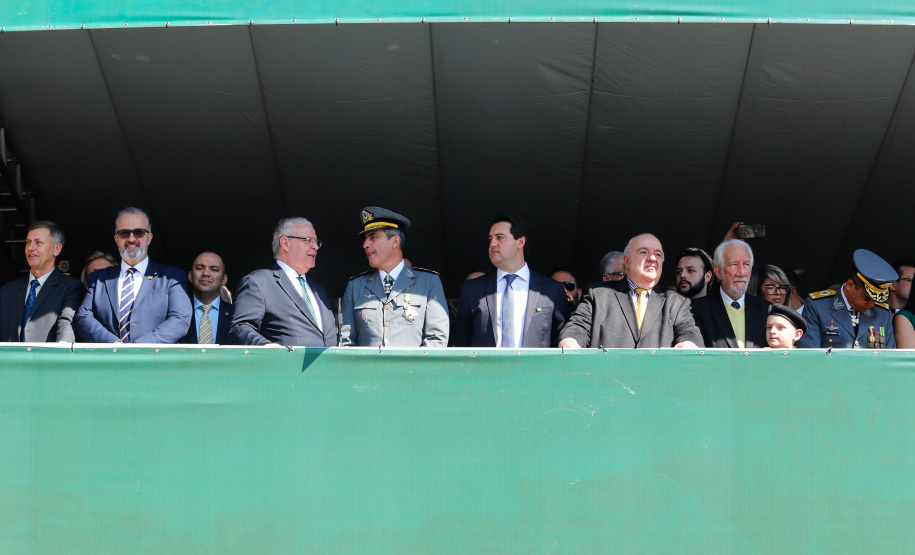 Aproximadamente 20 mil pessoas acompanharam neste sábado (7), em Curitiba, o desfile cívico-militar que comemora os 197 anos da Proclamação da Independência, segundo estimativas da Polícia Militar do Paraná. O governador Carlos Massa Ratinho Junior assistiu a solenidade de 7 de Setembro na Avenida Cândido de Abreu, acompanhado de sua família, do comandante da 5ª Divisão do Exército, general de divisão José Russo Assumpção Delgado, do vice-governador Darci Piana e de diversas autoridades.