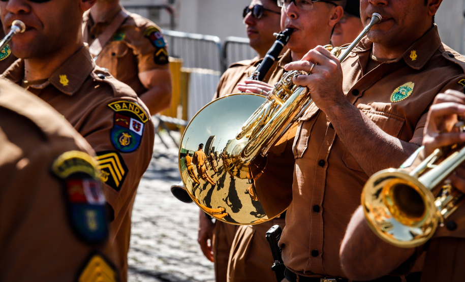 Aproximadamente 20 mil pessoas acompanharam neste sábado (7), em Curitiba, o desfile cívico-militar que comemora os 197 anos da Proclamação da Independência, segundo estimativas da Polícia Militar do Paraná. O governador Carlos Massa Ratinho Junior assistiu a solenidade de 7 de Setembro na Avenida Cândido de Abreu, acompanhado de sua família, do comandante da 5ª Divisão do Exército, general de divisão José Russo Assumpção Delgado, do vice-governador Darci Piana e de diversas autoridades.