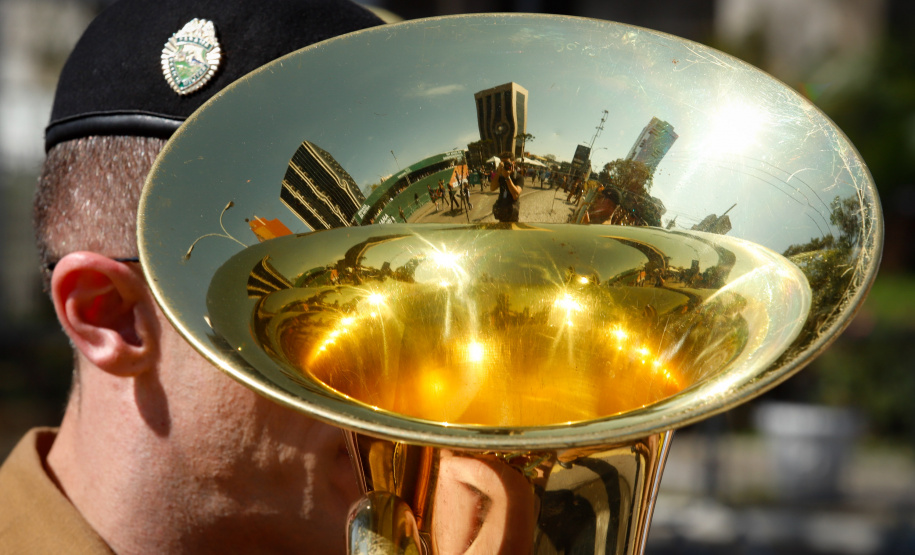 Aproximadamente 20 mil pessoas acompanharam neste sábado (7), em Curitiba, o desfile cívico-militar que comemora os 197 anos da Proclamação da Independência, segundo estimativas da Polícia Militar do Paraná. O governador Carlos Massa Ratinho Junior assistiu a solenidade de 7 de Setembro na Avenida Cândido de Abreu, acompanhado de sua família, do comandante da 5ª Divisão do Exército, general de divisão José Russo Assumpção Delgado, do vice-governador Darci Piana e de diversas autoridades.