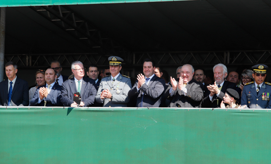 Aproximadamente 20 mil pessoas acompanharam neste sábado (7), em Curitiba, o desfile cívico-militar que comemora os 197 anos da Proclamação da Independência, segundo estimativas da Polícia Militar do Paraná. O governador Carlos Massa Ratinho Junior assistiu a solenidade de 7 de Setembro na Avenida Cândido de Abreu, acompanhado de sua família, do comandante da 5ª Divisão do Exército, general de divisão José Russo Assumpção Delgado, do vice-governador Darci Piana e de diversas autoridades.