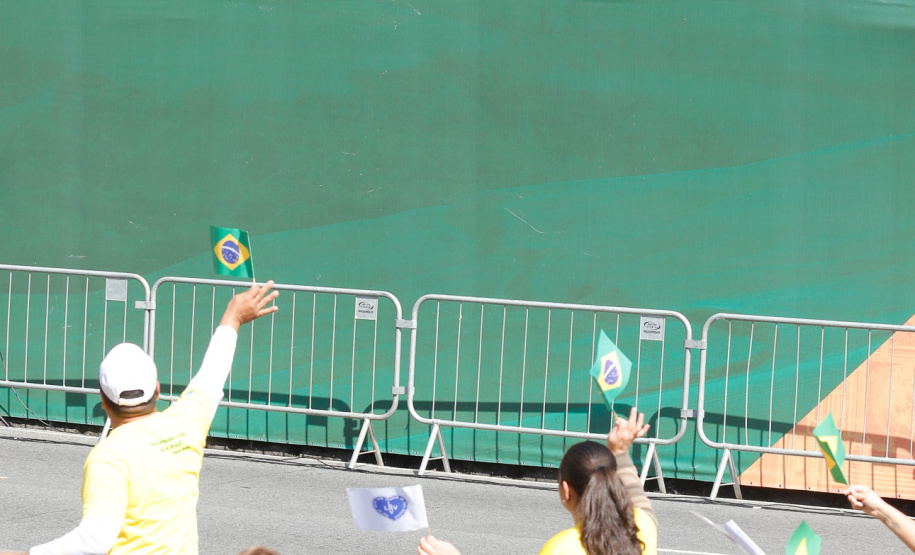 Aproximadamente 20 mil pessoas acompanharam neste sábado (7), em Curitiba, o desfile cívico-militar que comemora os 197 anos da Proclamação da Independência, segundo estimativas da Polícia Militar do Paraná. O governador Carlos Massa Ratinho Junior assistiu a solenidade de 7 de Setembro na Avenida Cândido de Abreu, acompanhado de sua família, do comandante da 5ª Divisão do Exército, general de divisão José Russo Assumpção Delgado, do vice-governador Darci Piana e de diversas autoridades.