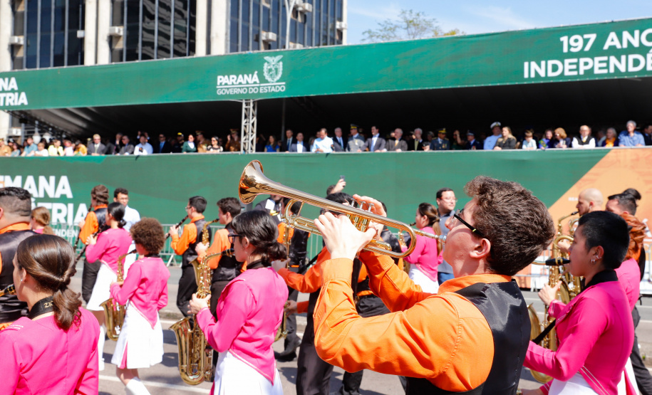 Aproximadamente 20 mil pessoas acompanharam neste sábado (7), em Curitiba, o desfile cívico-militar que comemora os 197 anos da Proclamação da Independência, segundo estimativas da Polícia Militar do Paraná. O governador Carlos Massa Ratinho Junior assistiu a solenidade de 7 de Setembro na Avenida Cândido de Abreu, acompanhado de sua família, do comandante da 5ª Divisão do Exército, general de divisão José Russo Assumpção Delgado, do vice-governador Darci Piana e de diversas autoridades.
