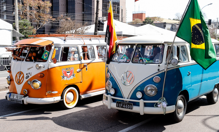 Aproximadamente 20 mil pessoas acompanharam neste sábado (7), em Curitiba, o desfile cívico-militar que comemora os 197 anos da Proclamação da Independência, segundo estimativas da Polícia Militar do Paraná. O governador Carlos Massa Ratinho Junior assistiu a solenidade de 7 de Setembro na Avenida Cândido de Abreu, acompanhado de sua família, do comandante da 5ª Divisão do Exército, general de divisão José Russo Assumpção Delgado, do vice-governador Darci Piana e de diversas autoridades.