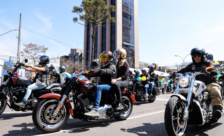 Aproximadamente 20 mil pessoas acompanharam neste sábado (7), em Curitiba, o desfile cívico-militar que comemora os 197 anos da Proclamação da Independência, segundo estimativas da Polícia Militar do Paraná. O governador Carlos Massa Ratinho Junior assistiu a solenidade de 7 de Setembro na Avenida Cândido de Abreu, acompanhado de sua família, do comandante da 5ª Divisão do Exército, general de divisão José Russo Assumpção Delgado, do vice-governador Darci Piana e de diversas autoridades.