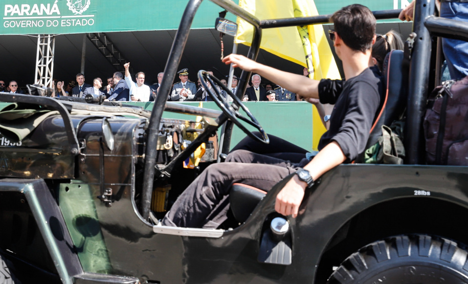 Aproximadamente 20 mil pessoas acompanharam neste sábado (7), em Curitiba, o desfile cívico-militar que comemora os 197 anos da Proclamação da Independência, segundo estimativas da Polícia Militar do Paraná. O governador Carlos Massa Ratinho Junior assistiu a solenidade de 7 de Setembro na Avenida Cândido de Abreu, acompanhado de sua família, do comandante da 5ª Divisão do Exército, general de divisão José Russo Assumpção Delgado, do vice-governador Darci Piana e de diversas autoridades.