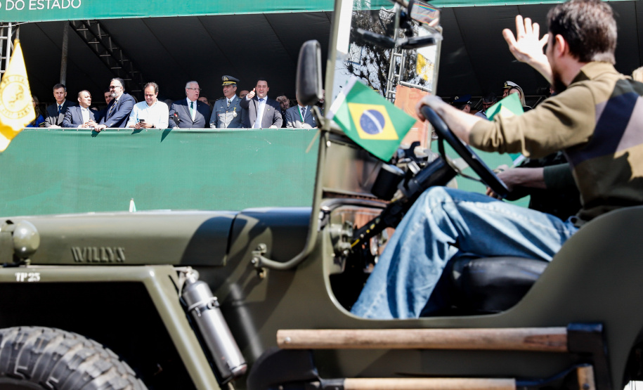 Aproximadamente 20 mil pessoas acompanharam neste sábado (7), em Curitiba, o desfile cívico-militar que comemora os 197 anos da Proclamação da Independência, segundo estimativas da Polícia Militar do Paraná. O governador Carlos Massa Ratinho Junior assistiu a solenidade de 7 de Setembro na Avenida Cândido de Abreu, acompanhado de sua família, do comandante da 5ª Divisão do Exército, general de divisão José Russo Assumpção Delgado, do vice-governador Darci Piana e de diversas autoridades.
