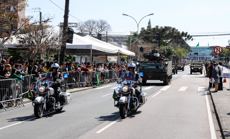 Aproximadamente 20 mil pessoas acompanharam neste sábado (7), em Curitiba, o desfile cívico-militar que comemora os 197 anos da Proclamação da Independência, segundo estimativas da Polícia Militar do Paraná. O governador Carlos Massa Ratinho Junior assistiu a solenidade de 7 de Setembro na Avenida Cândido de Abreu, acompanhado de sua família, do comandante da 5ª Divisão do Exército, general de divisão José Russo Assumpção Delgado, do vice-governador Darci Piana e de diversas autoridades.