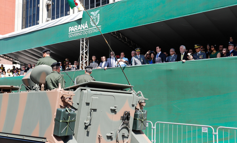 Aproximadamente 20 mil pessoas acompanharam neste sábado (7), em Curitiba, o desfile cívico-militar que comemora os 197 anos da Proclamação da Independência, segundo estimativas da Polícia Militar do Paraná. O governador Carlos Massa Ratinho Junior assistiu a solenidade de 7 de Setembro na Avenida Cândido de Abreu, acompanhado de sua família, do comandante da 5ª Divisão do Exército, general de divisão José Russo Assumpção Delgado, do vice-governador Darci Piana e de diversas autoridades.
