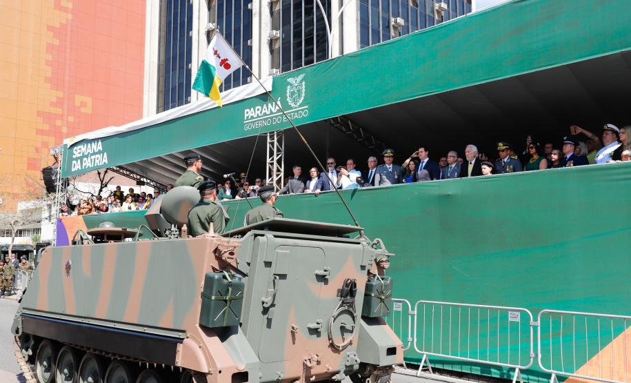 Aproximadamente 20 mil pessoas acompanharam neste sábado (7), em Curitiba, o desfile cívico-militar que comemora os 197 anos da Proclamação da Independência, segundo estimativas da Polícia Militar do Paraná. O governador Carlos Massa Ratinho Junior assistiu a solenidade de 7 de Setembro na Avenida Cândido de Abreu, acompanhado de sua família, do comandante da 5ª Divisão do Exército, general de divisão José Russo Assumpção Delgado, do vice-governador Darci Piana e de diversas autoridades.