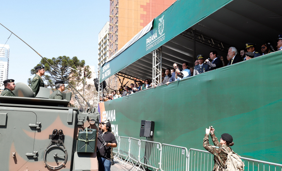 Aproximadamente 20 mil pessoas acompanharam neste sábado (7), em Curitiba, o desfile cívico-militar que comemora os 197 anos da Proclamação da Independência, segundo estimativas da Polícia Militar do Paraná. O governador Carlos Massa Ratinho Junior assistiu a solenidade de 7 de Setembro na Avenida Cândido de Abreu, acompanhado de sua família, do comandante da 5ª Divisão do Exército, general de divisão José Russo Assumpção Delgado, do vice-governador Darci Piana e de diversas autoridades.