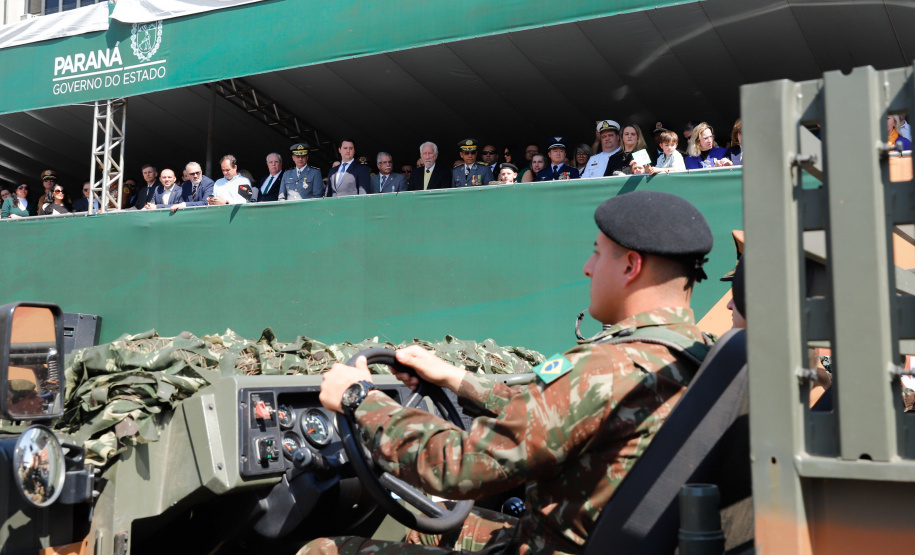 Aproximadamente 20 mil pessoas acompanharam neste sábado (7), em Curitiba, o desfile cívico-militar que comemora os 197 anos da Proclamação da Independência, segundo estimativas da Polícia Militar do Paraná. O governador Carlos Massa Ratinho Junior assistiu a solenidade de 7 de Setembro na Avenida Cândido de Abreu, acompanhado de sua família, do comandante da 5ª Divisão do Exército, general de divisão José Russo Assumpção Delgado, do vice-governador Darci Piana e de diversas autoridades.